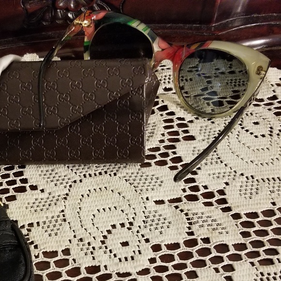 💥(SOLD)💥 GUCCI SHADES - Picture 5 of 5